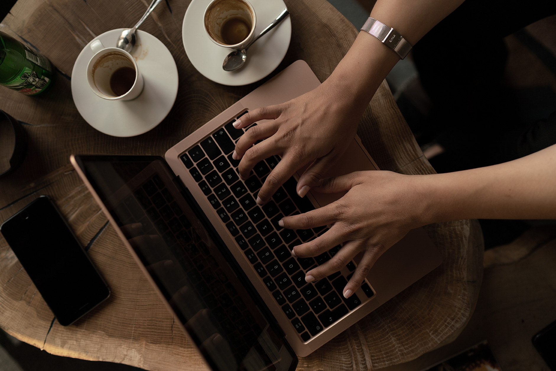 the-woman-s-hands-on-the-laptop-and-coffee-cups-ne.jpg